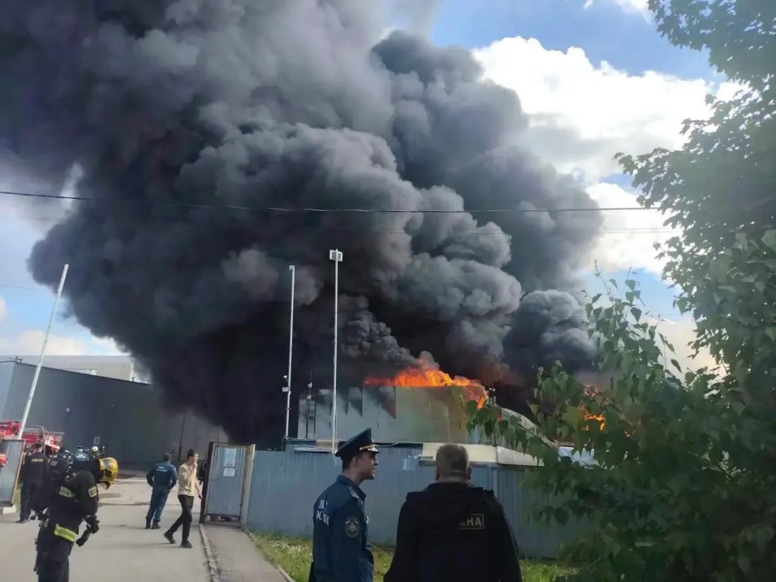 Пожарные ликвидируют ещё одно возгорание в Долгопрудном.