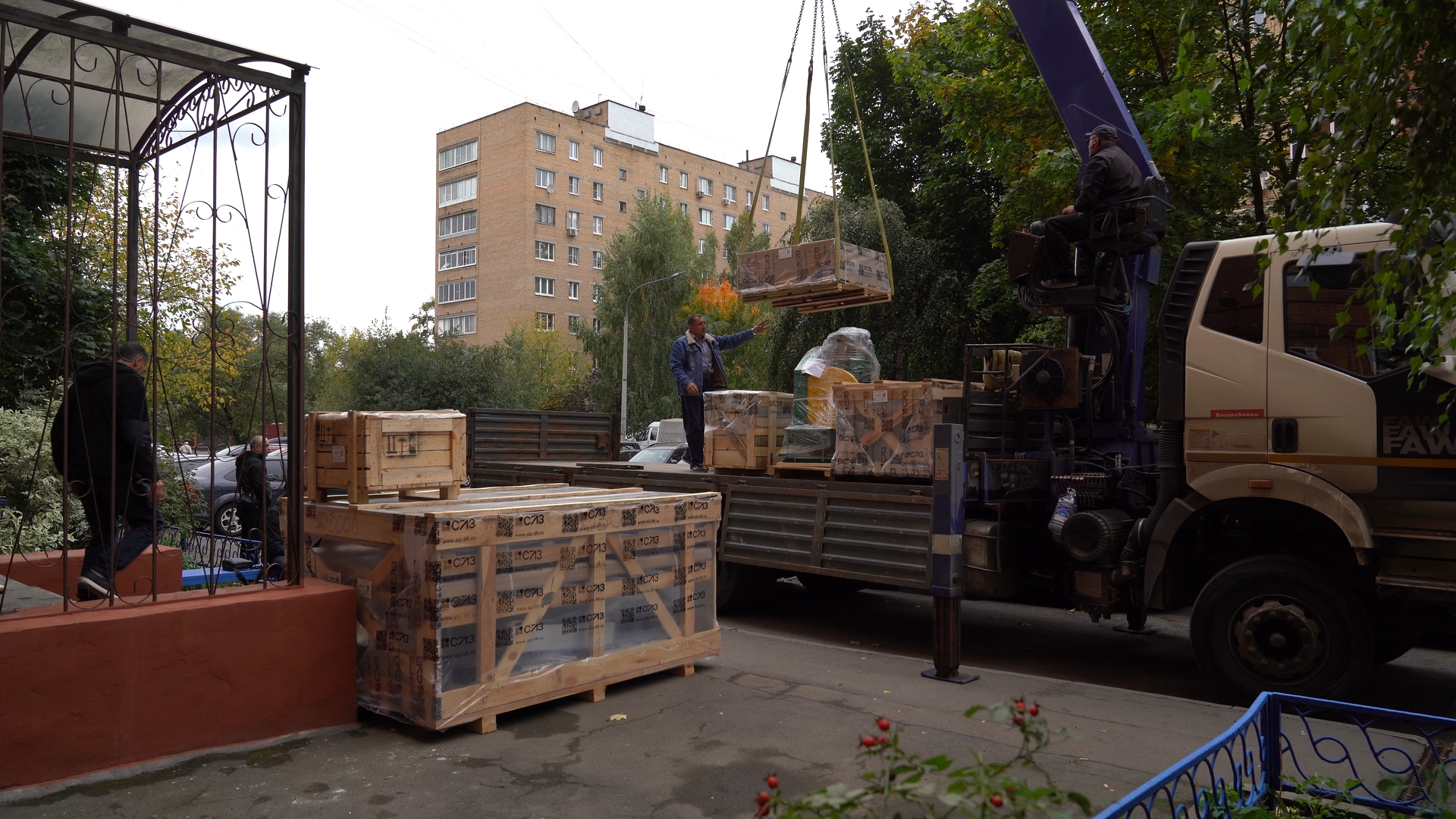 Новые лифты для дома на улице Академика Лаврентьева: специалисты приступают к работам